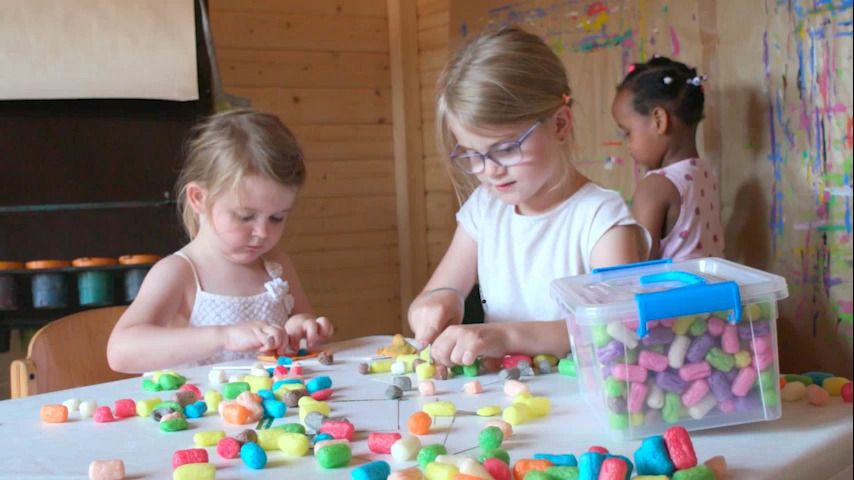 Los más pequeños disfrutan con Playmais creando y moldeando figuras en diferentes colores